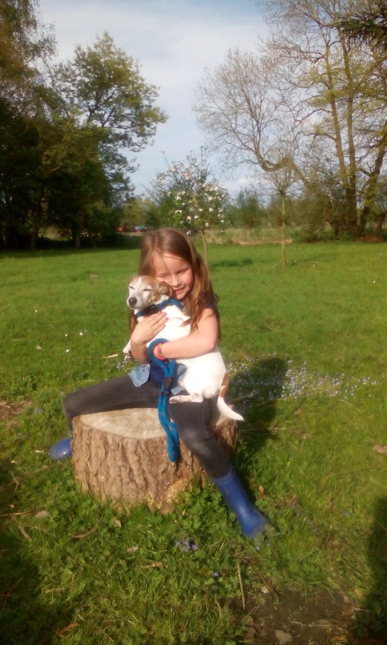 Kleindochter Yara en Zipje boerderij